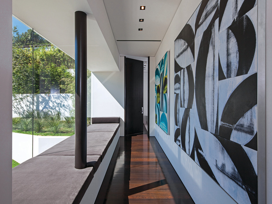 Kleiner Moderner Flur mit weißer Wandfarbe und dunklem Holzboden in Los Angeles
