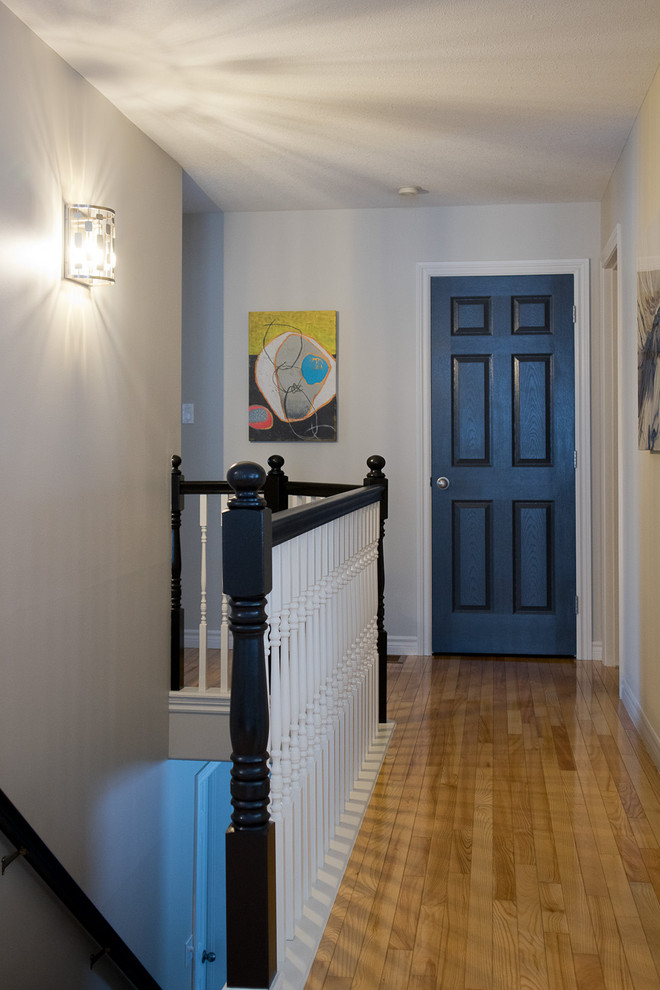 Immagine di un piccolo ingresso o corridoio contemporaneo con pareti beige e parquet chiaro