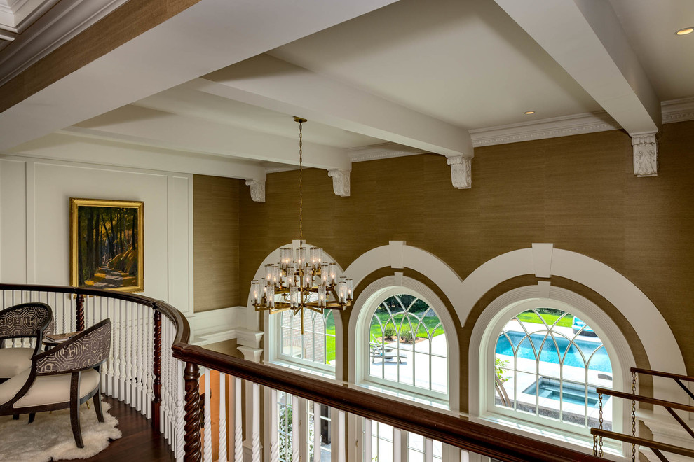 Inspiration pour un couloir traditionnel de taille moyenne avec un mur marron, parquet foncé et un sol marron.