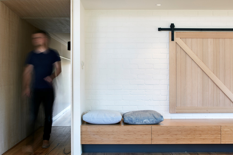 Источник вдохновения для домашнего уюта: коридор среднего размера в современном стиле с белыми стенами, светлым паркетным полом и бежевым полом