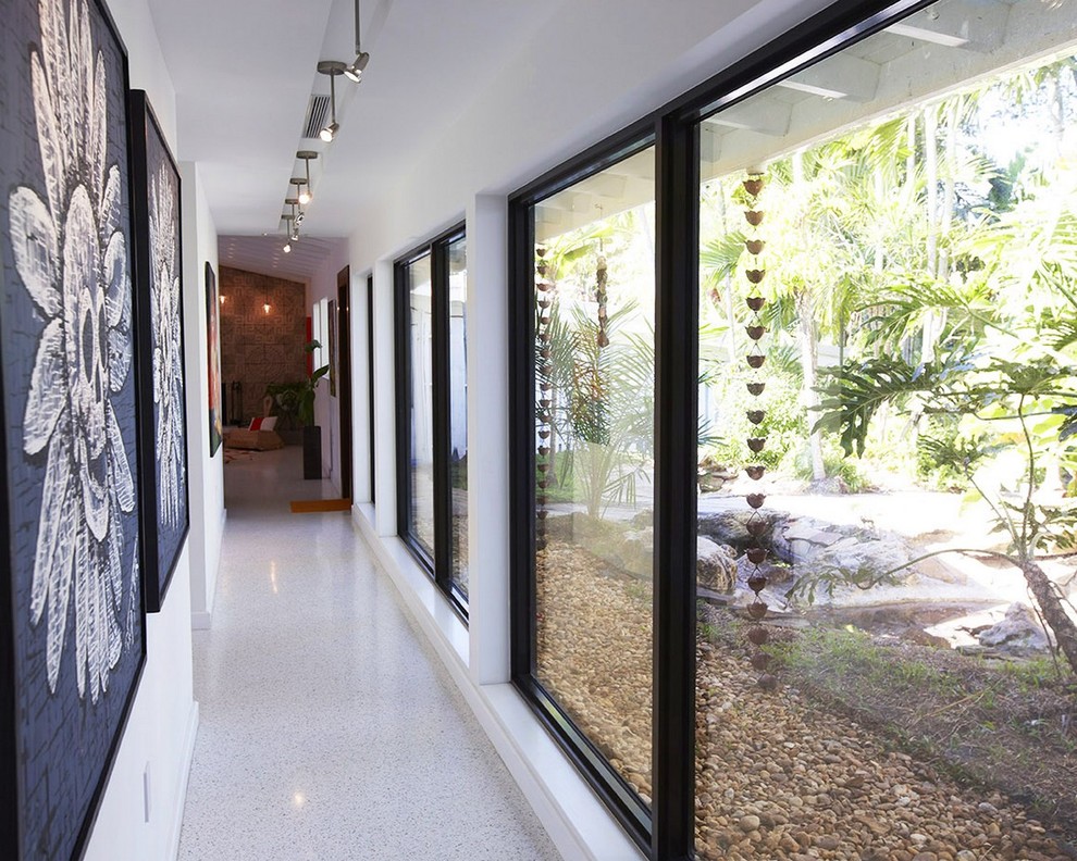 Mittelgroßer Moderner Flur mit weißer Wandfarbe und weißem Boden in Miami