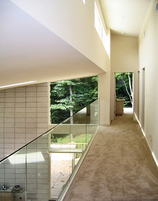 Cette image montre un couloir minimaliste.