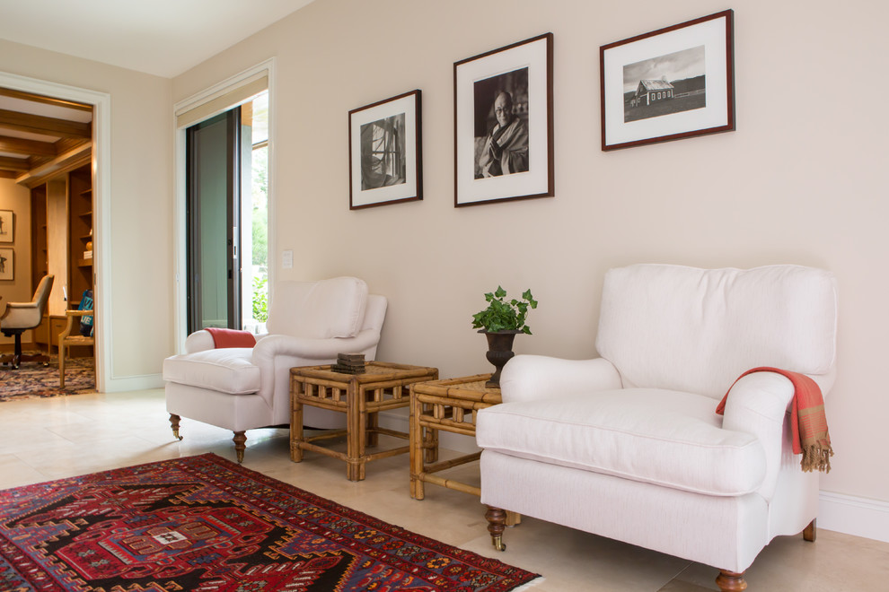 Idée de décoration pour un grand couloir tradition avec un mur blanc, un sol en calcaire et un sol beige.