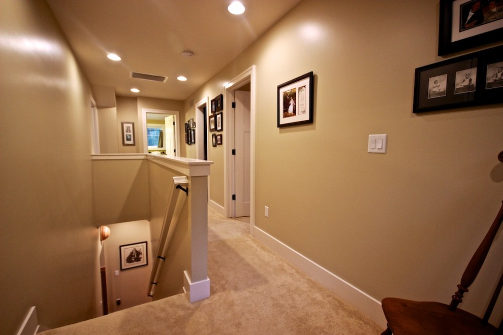 Immagine di un piccolo ingresso o corridoio american style con pareti beige e parquet chiaro
