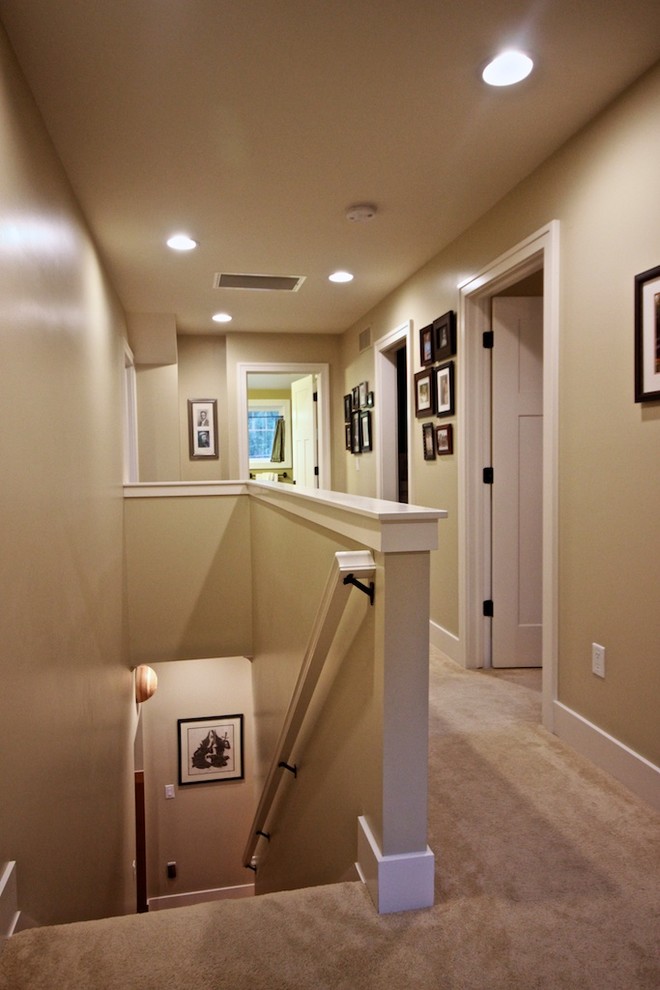 Cette photo montre un petit couloir craftsman avec un mur beige et parquet clair.