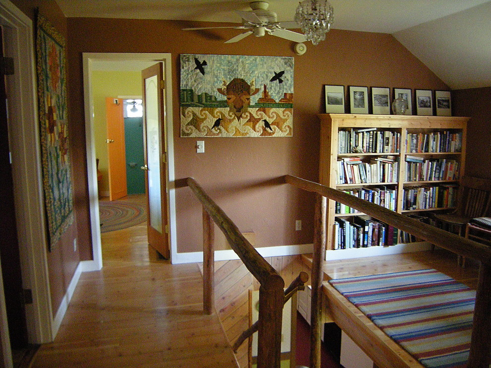 Foto di un ingresso o corridoio stile shabby di medie dimensioni con pareti marroni e parquet chiaro