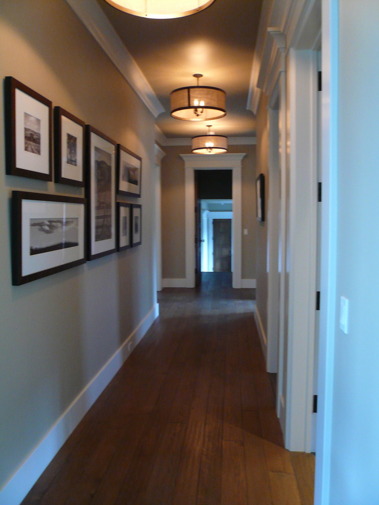 Esempio di un grande ingresso o corridoio minimal con pareti beige e parquet scuro