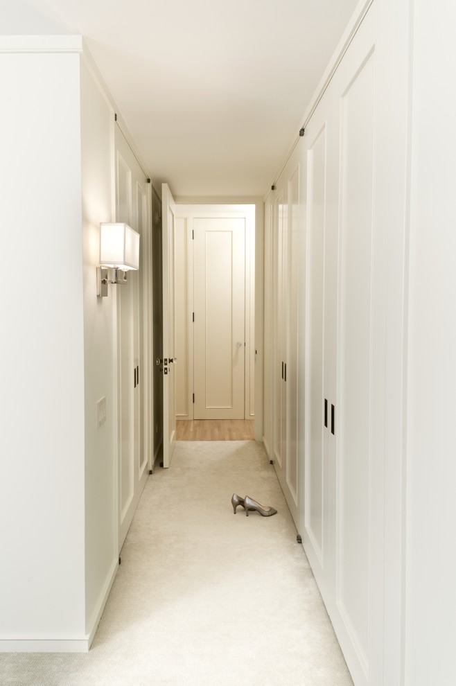 На фото: маленький коридор в стиле неоклассика (современная классика) с белыми стенами и ковровым покрытием для на участке и в саду