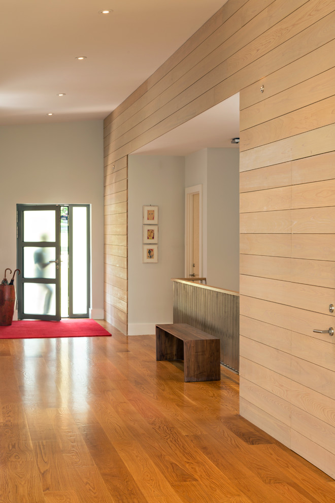 Источник вдохновения для домашнего уюта: коридор среднего размера в стиле модернизм с бежевыми стенами, паркетным полом среднего тона и бежевым полом