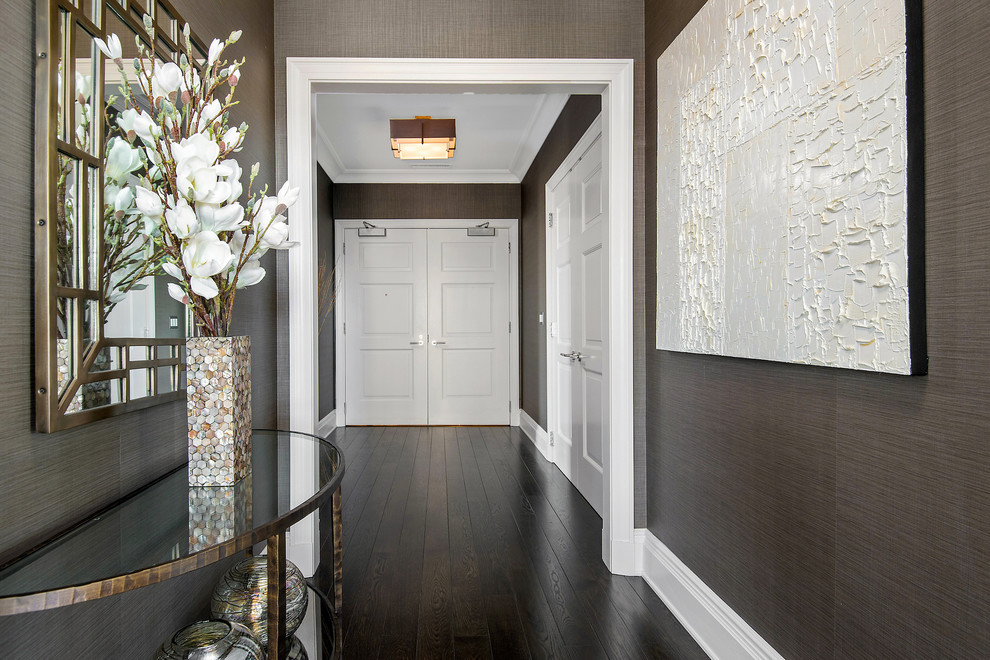Источник вдохновения для домашнего уюта: большой коридор в стиле неоклассика (современная классика) с коричневыми стенами, темным паркетным полом и коричневым полом
