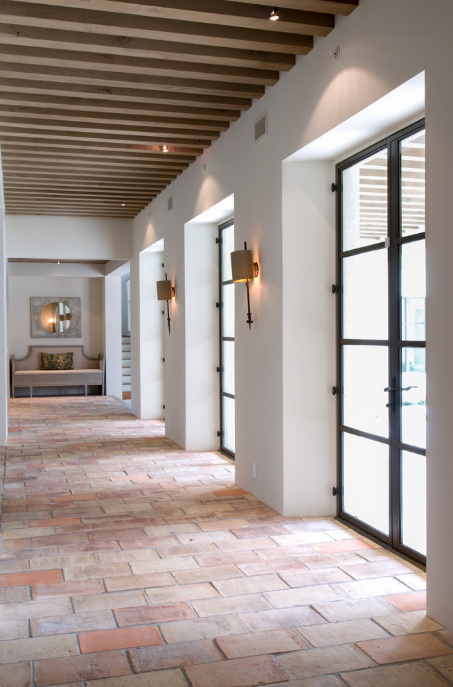 Свежая идея для дизайна: большой коридор в классическом стиле с белыми стенами, полом из терракотовой плитки и разноцветным полом - отличное фото интерьера