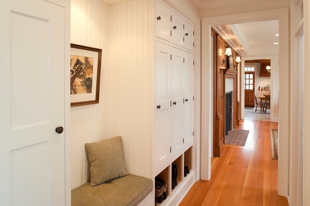 Foto de recibidores y pasillos clásicos grandes con suelo de madera en tonos medios y paredes blancas