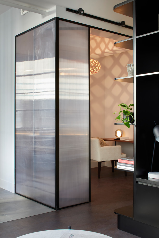 Idée de décoration pour un couloir design de taille moyenne avec un sol marron, un mur multicolore et un sol en linoléum.