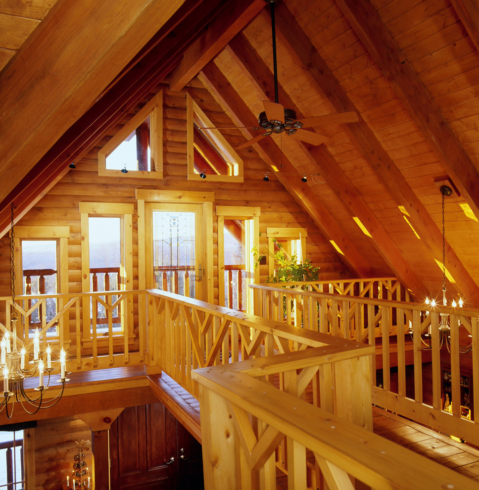 Modelo de recibidores y pasillos tradicionales grandes con suelo de madera en tonos medios