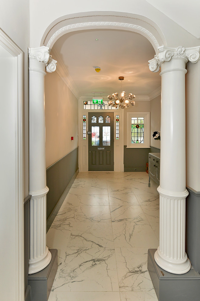 Großer Moderner Flur mit weißer Wandfarbe, Keramikboden und grauem Boden in London