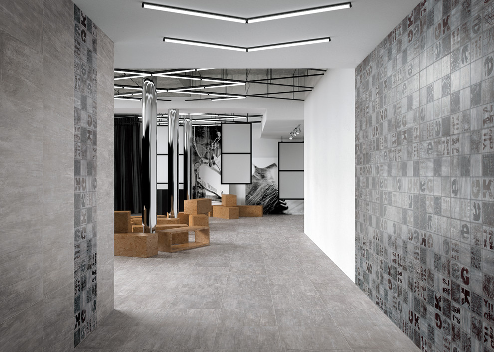 Immagine di un ingresso o corridoio contemporaneo con pareti grigie e pavimento in gres porcellanato