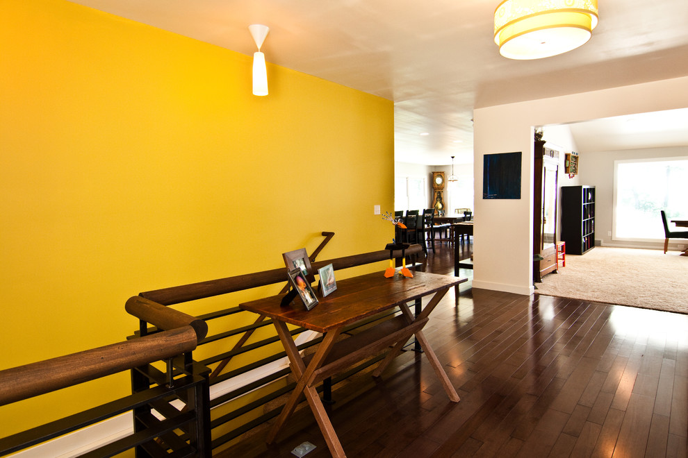 Источник вдохновения для домашнего уюта: коридор в современном стиле с желтыми стенами и темным паркетным полом