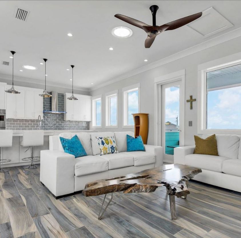 Ispirazione per un soggiorno stile marino aperto con pavimento grigio