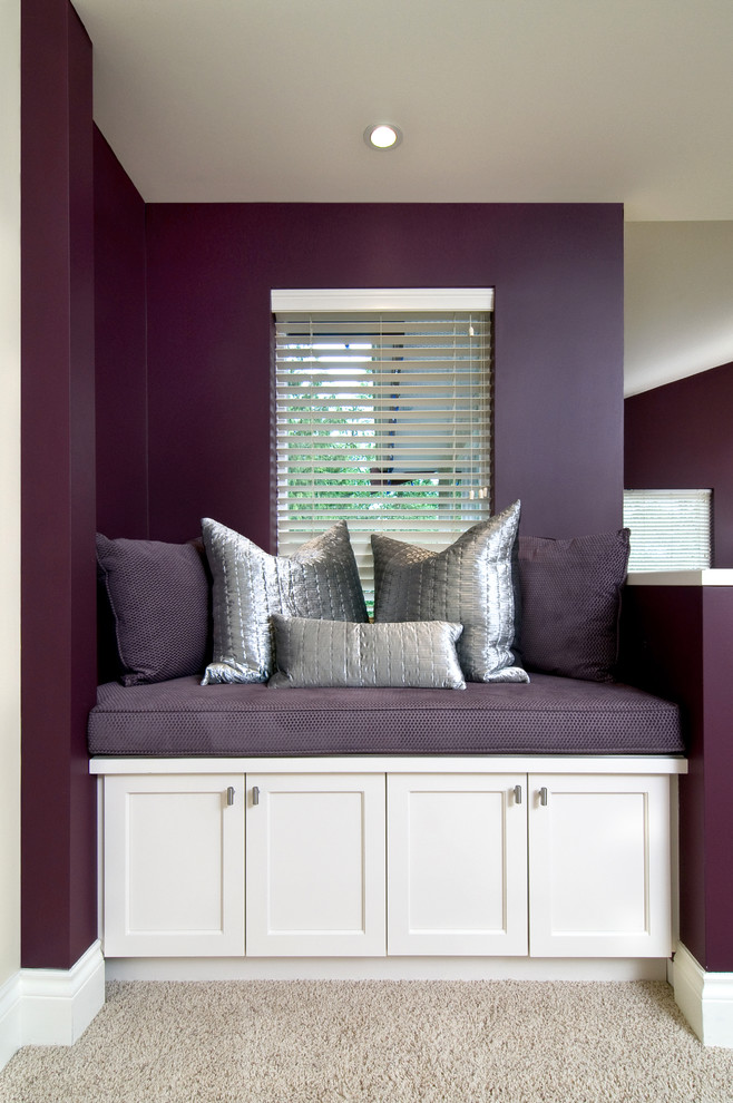 Свежая идея для дизайна: коридор среднего размера в классическом стиле с фиолетовыми стенами, ковровым покрытием и серым полом - отличное фото интерьера