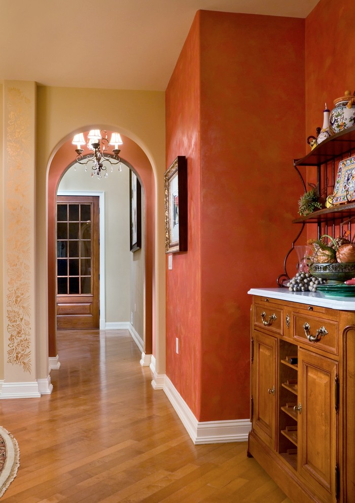 Exemple d'un petit couloir chic avec un mur rouge et parquet clair.