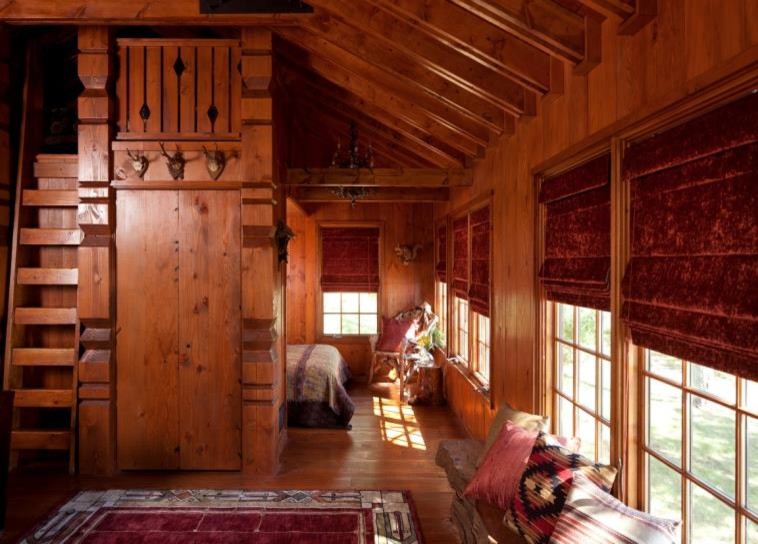 Ejemplo de recibidores y pasillos rústicos de tamaño medio con paredes beige, suelo de madera en tonos medios y suelo marrón