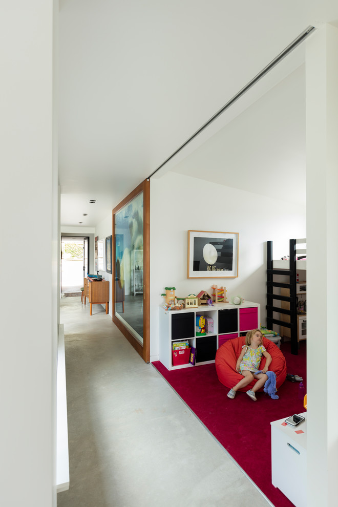 Inspiration för mellanstora moderna hallar, med vita väggar, heltäckningsmatta och rött golv