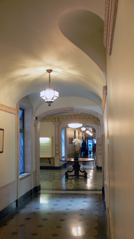 Свежая идея для дизайна: коридор в классическом стиле с белыми стенами - отличное фото интерьера