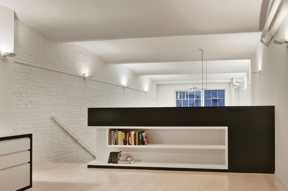 Imagen de recibidores y pasillos minimalistas con paredes blancas y suelo de madera clara