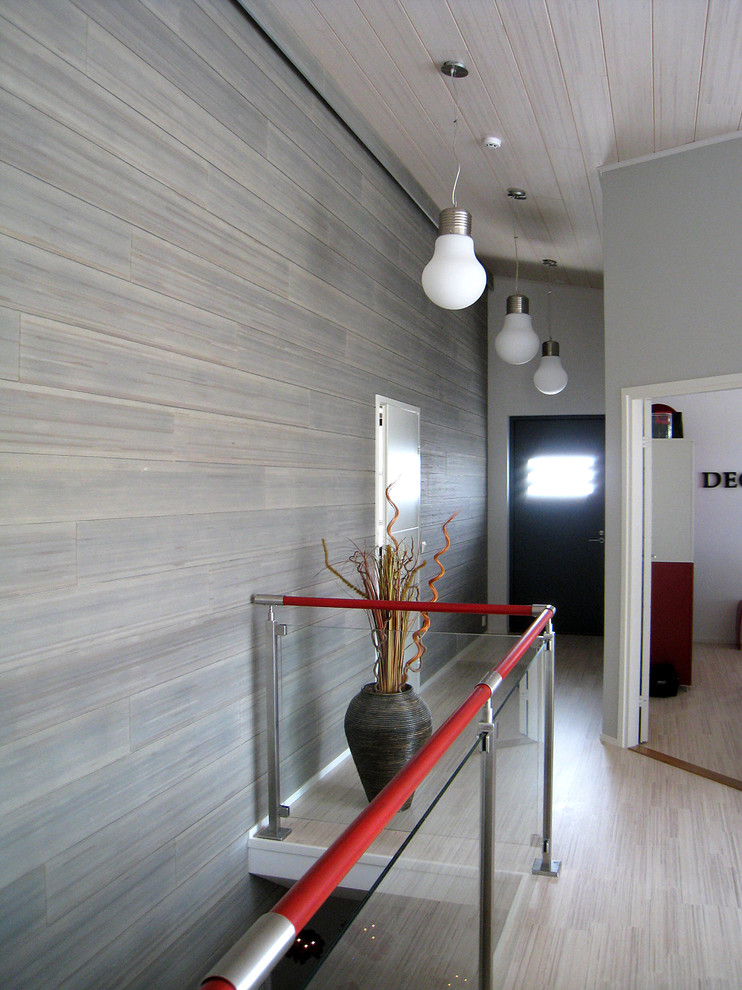 Esempio di un ingresso o corridoio minimal con pareti grigie