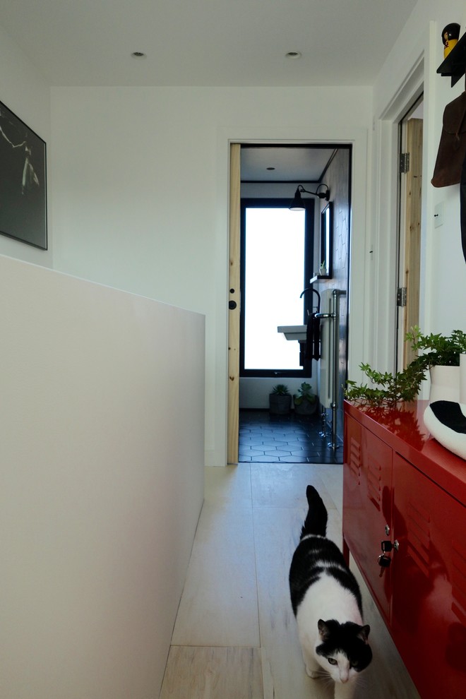 На фото: маленький коридор в скандинавском стиле с белыми стенами и полом из фанеры для на участке и в саду с