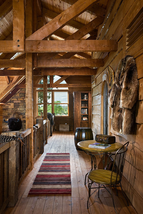 Imagen de recibidores y pasillos tradicionales de tamaño medio con paredes marrones, suelo de madera en tonos medios y suelo marrón