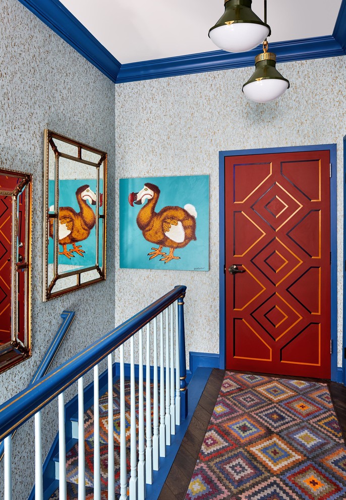 Источник вдохновения для домашнего уюта: коридор среднего размера в стиле фьюжн с серыми стенами, ковровым покрытием и разноцветным полом