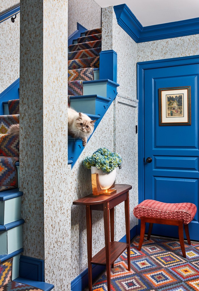На фото: коридор среднего размера в стиле фьюжн с серыми стенами, ковровым покрытием и разноцветным полом с