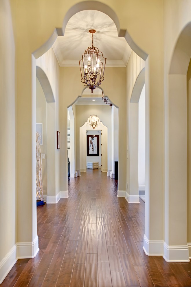 Ispirazione per un ingresso o corridoio tradizionale con pareti beige e pavimento in legno massello medio