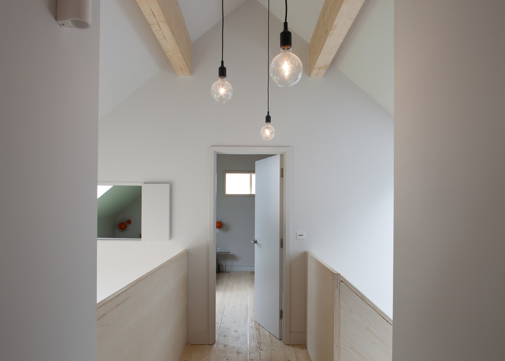 Свежая идея для дизайна: коридор среднего размера в скандинавском стиле с белыми стенами, светлым паркетным полом и коричневым полом - отличное фото интерьера