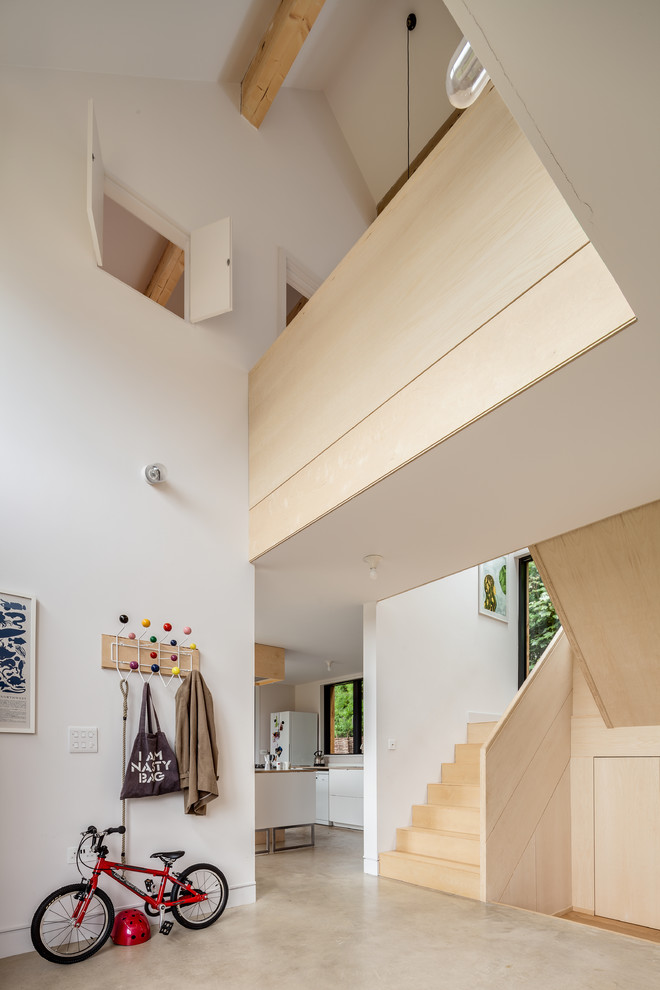 Источник вдохновения для домашнего уюта: коридор среднего размера в скандинавском стиле с белыми стенами, бетонным полом и серым полом