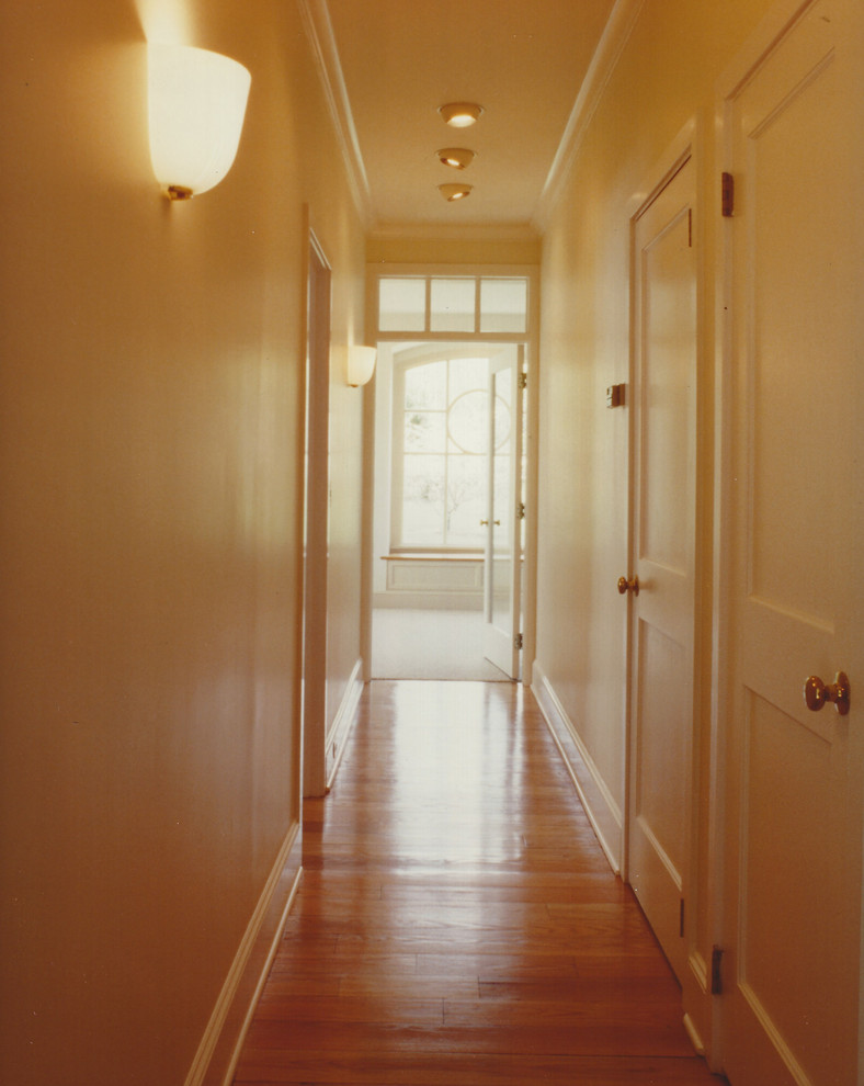 Mittelgroßer Klassischer Flur mit weißer Wandfarbe und braunem Holzboden in Philadelphia