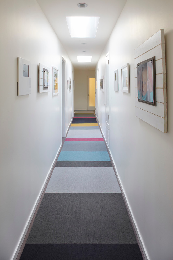 Свежая идея для дизайна: большой коридор в стиле модернизм с белыми стенами и ковровым покрытием - отличное фото интерьера
