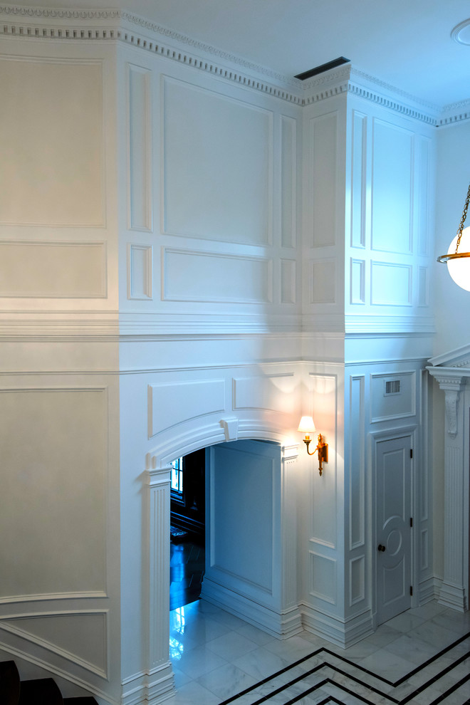 Immagine di un ampio ingresso o corridoio chic con pareti bianche e pavimento in marmo