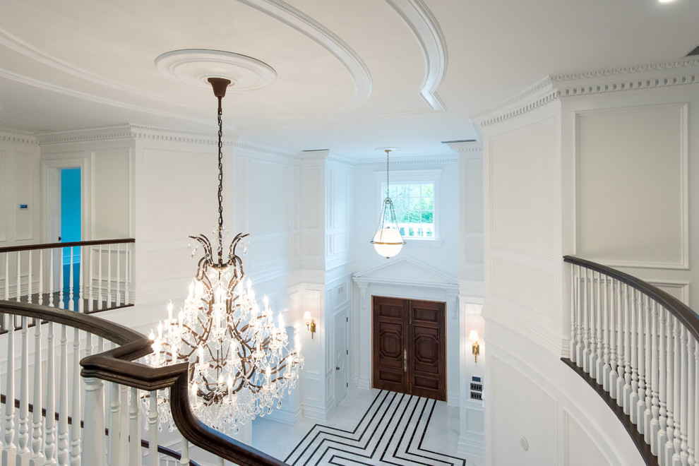 Inspiration pour un très grand couloir traditionnel avec un mur blanc et un sol en marbre.