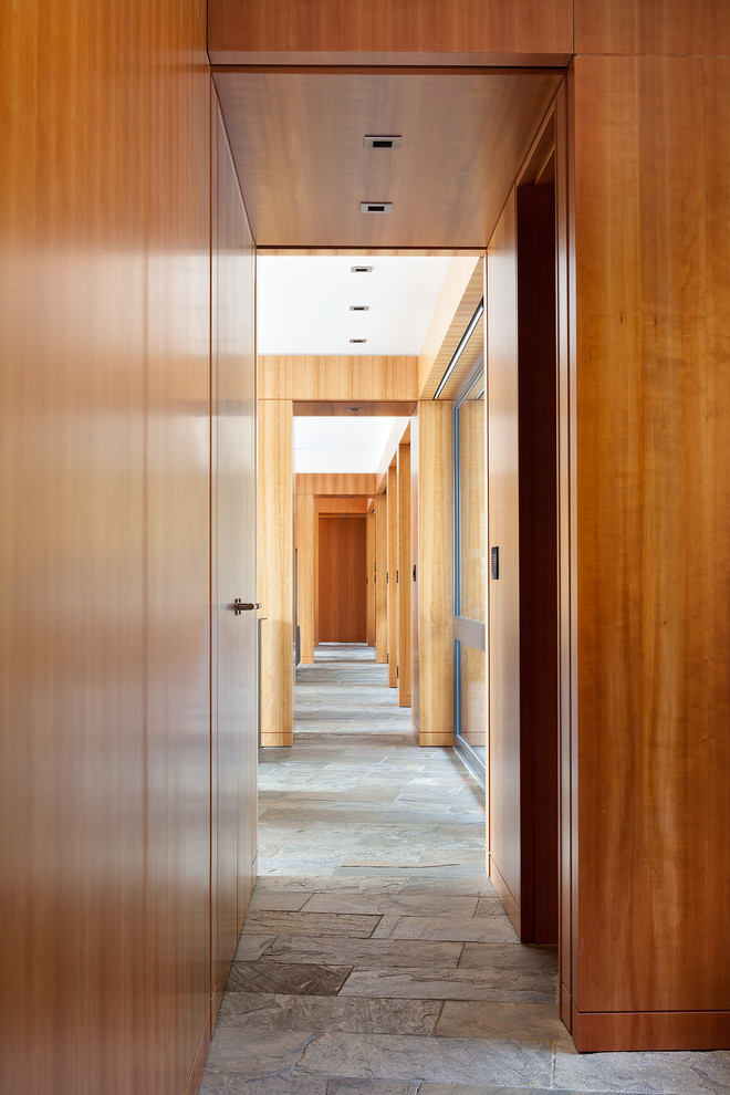 Свежая идея для дизайна: большой коридор в современном стиле с коричневыми стенами, полом из сланца и серым полом - отличное фото интерьера