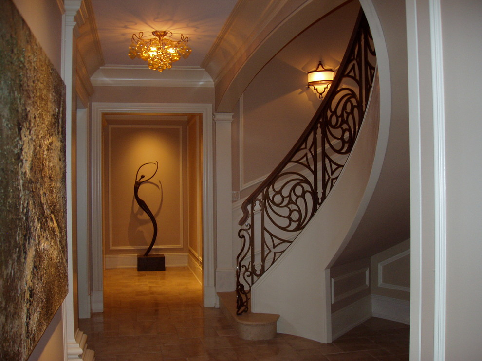 На фото: коридор среднего размера в классическом стиле с бежевыми стенами, полом из травертина и бежевым полом