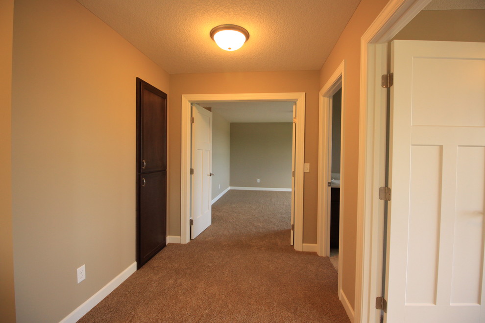 Foto di un ingresso o corridoio chic con pareti beige e moquette