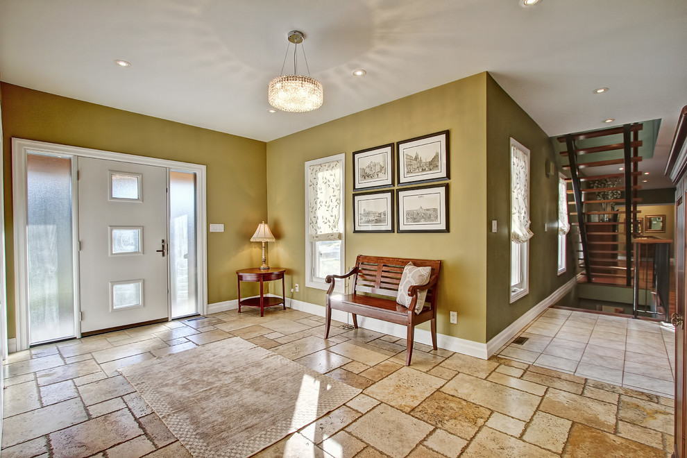 Стильный дизайн: коридор среднего размера в классическом стиле с зелеными стенами и полом из известняка - последний тренд