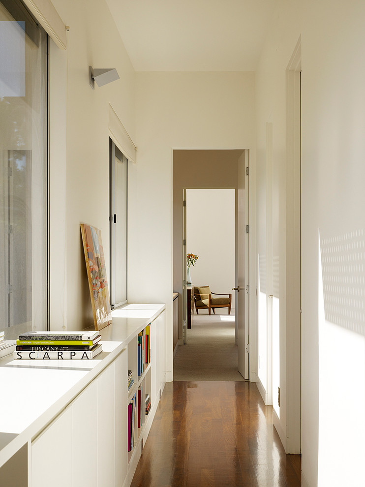 Foto de recibidores y pasillos minimalistas de tamaño medio con paredes amarillas