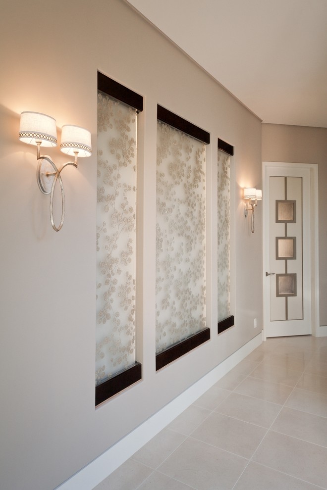 Источник вдохновения для домашнего уюта: коридор среднего размера в стиле неоклассика (современная классика) с бежевыми стенами, полом из известняка и серым полом