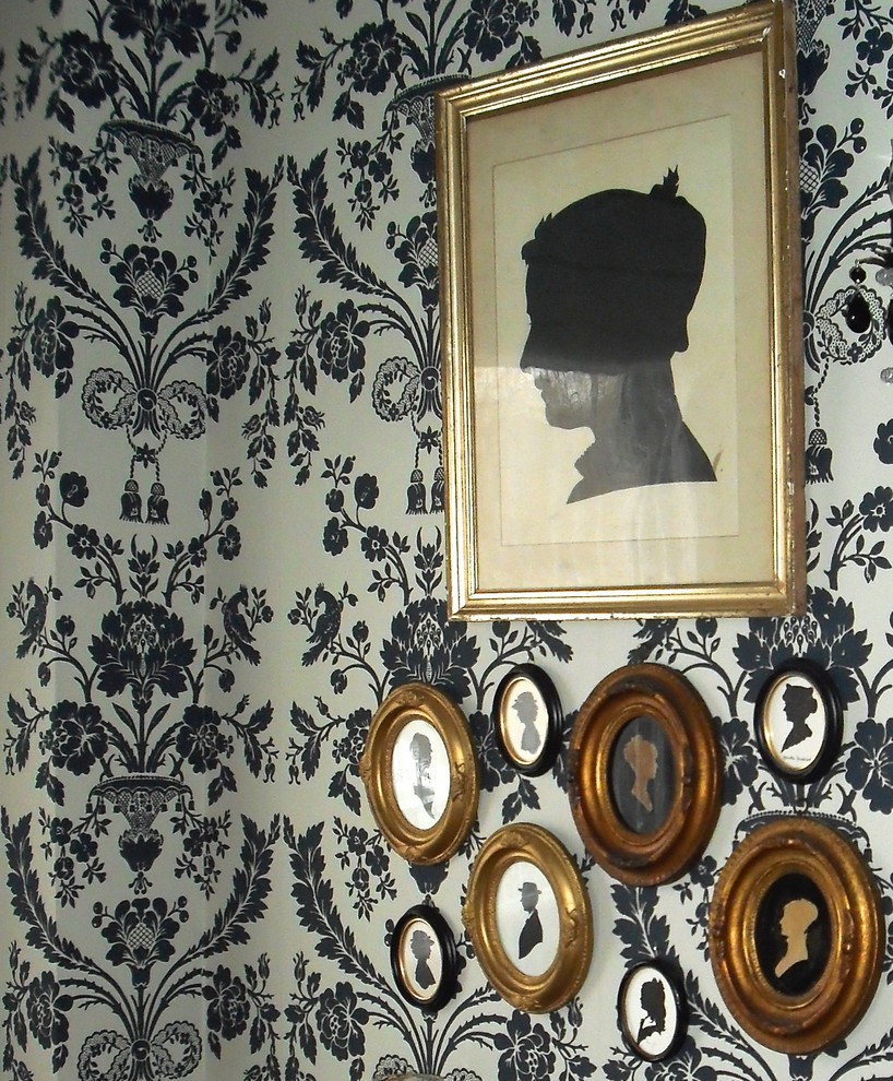 Cette image montre un petit couloir traditionnel avec un mur noir.
