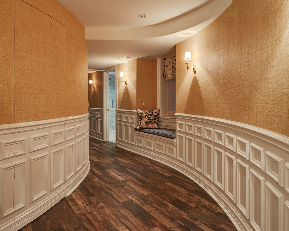 Diseño de recibidores y pasillos tradicionales renovados grandes con parades naranjas, suelo de baldosas de porcelana y suelo marrón