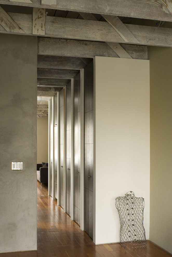 Cette image montre un couloir chalet avec un sol en bois brun.