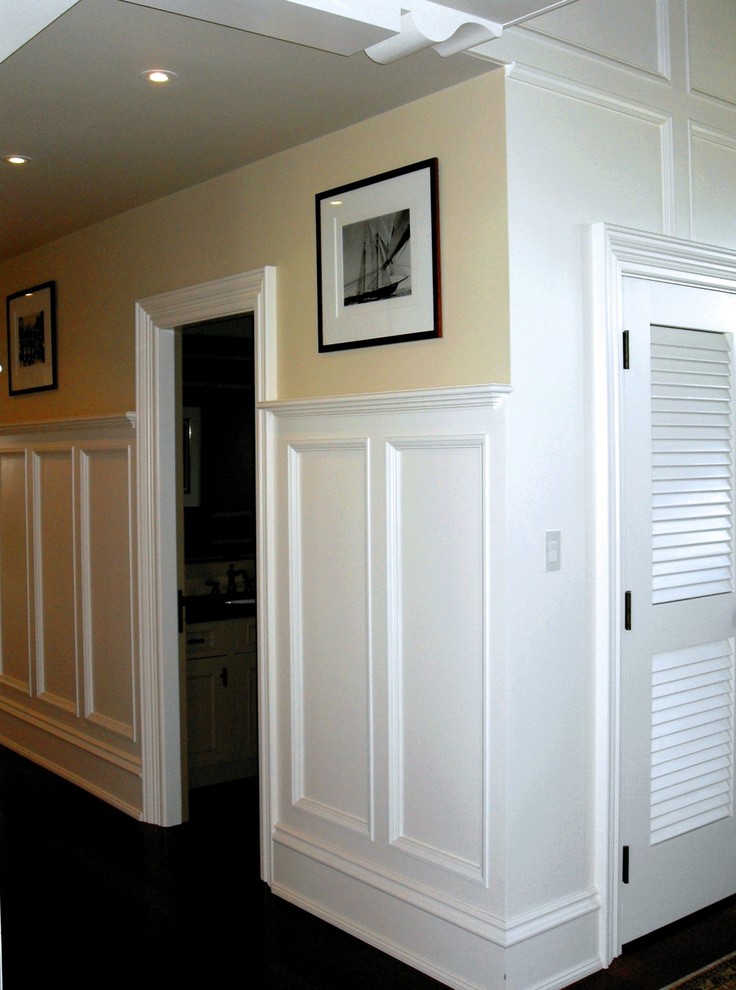 Источник вдохновения для домашнего уюта: коридор среднего размера в классическом стиле с коричневыми стенами, паркетным полом среднего тона и коричневым полом